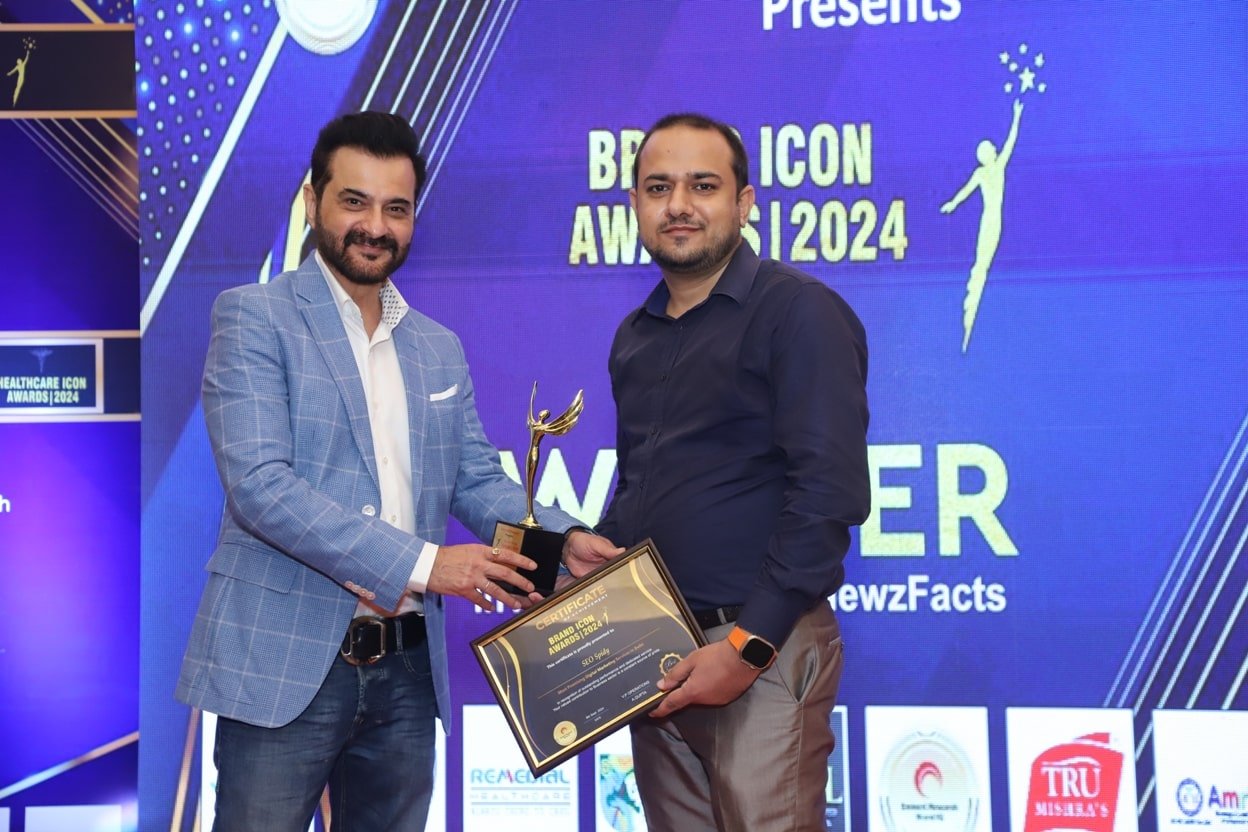 website design company Noida - Seospidy Rahul Sharma Receive Award from Bollywood Actor Producer Sanjay Kapoor
