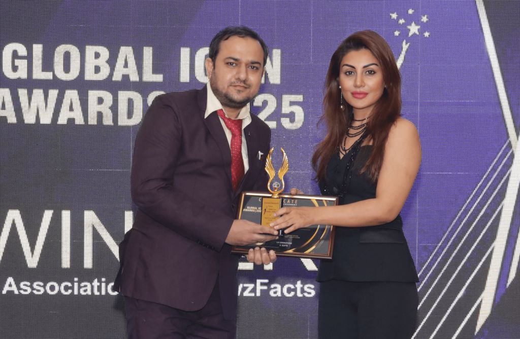 website designer in Noida - Rahul Sharma CEO Receive Global Icon Award 2025 from Rimi Sen Bollywood Actress